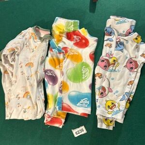 Carters 18 months pjs preowned  great condition